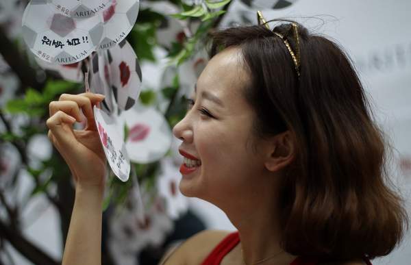 韩国嫩模大秀身材 为太极虎加油