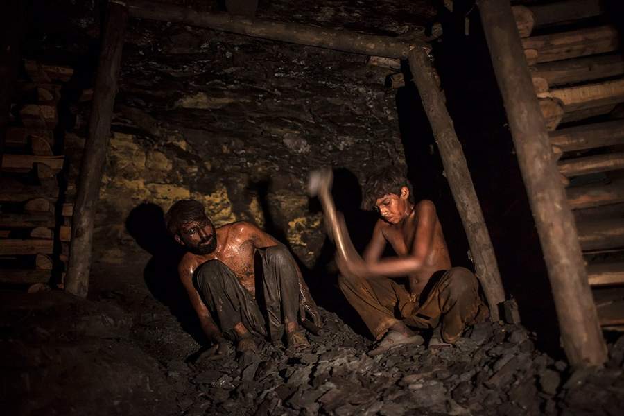 巴基斯坦煤矿工 像奴隶一样劳作