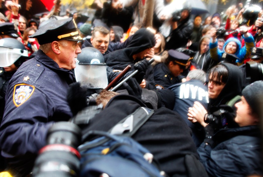 揭美国双重标准 暴力镇压民众