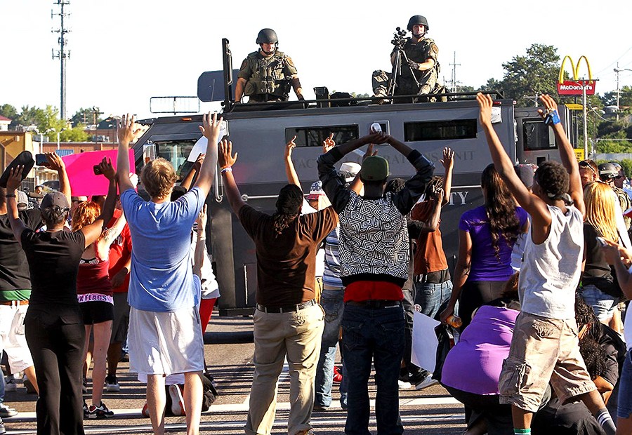 揭美国双重标准 暴力镇压民众