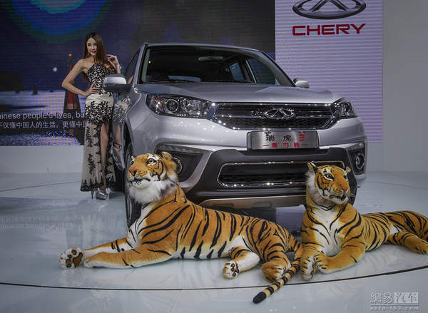 车展车模上位出奇招 个个大胆