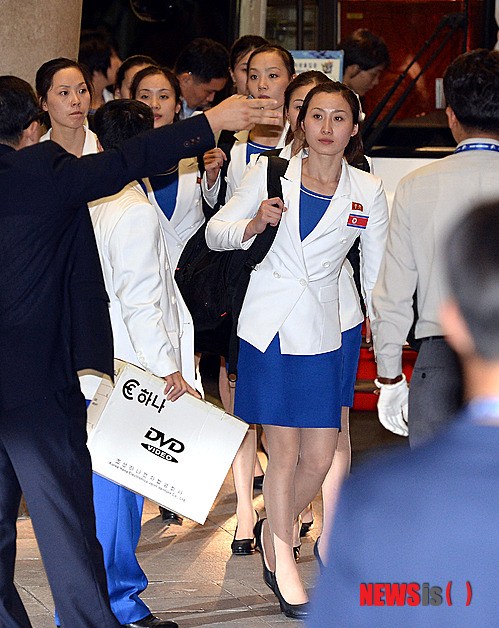 朝鲜花样游泳选手美腿亮眼