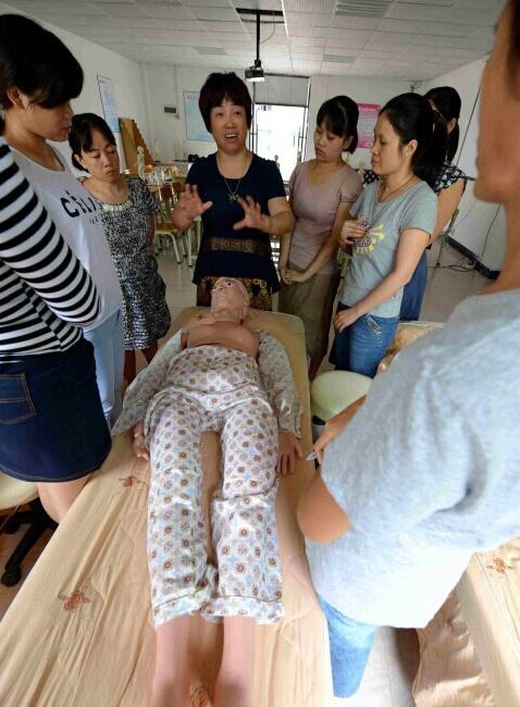 探访催乳师培训班 看其如何催奶