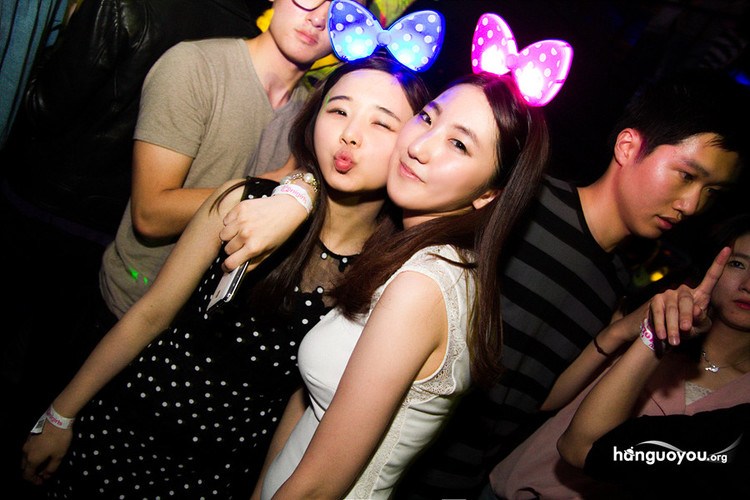 实拍<em>韩国</em>江南<em>夜店</em>犯罪<em>现场</em> - 新华网重庆频道