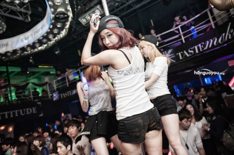 实拍<em>韩国</em>江南<em>夜店</em>犯罪<em>现场</em> - 新华网重庆频道