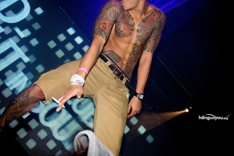 实拍<em>韩国</em>江南<em>夜店</em>犯罪<em>现场</em> - 新华网重庆频道