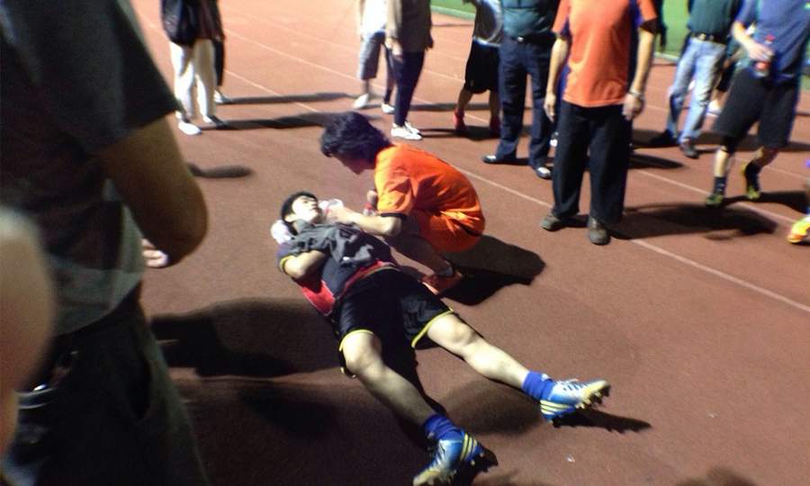 【图】业余足坛血案 天才球员被踹死 - 新华网