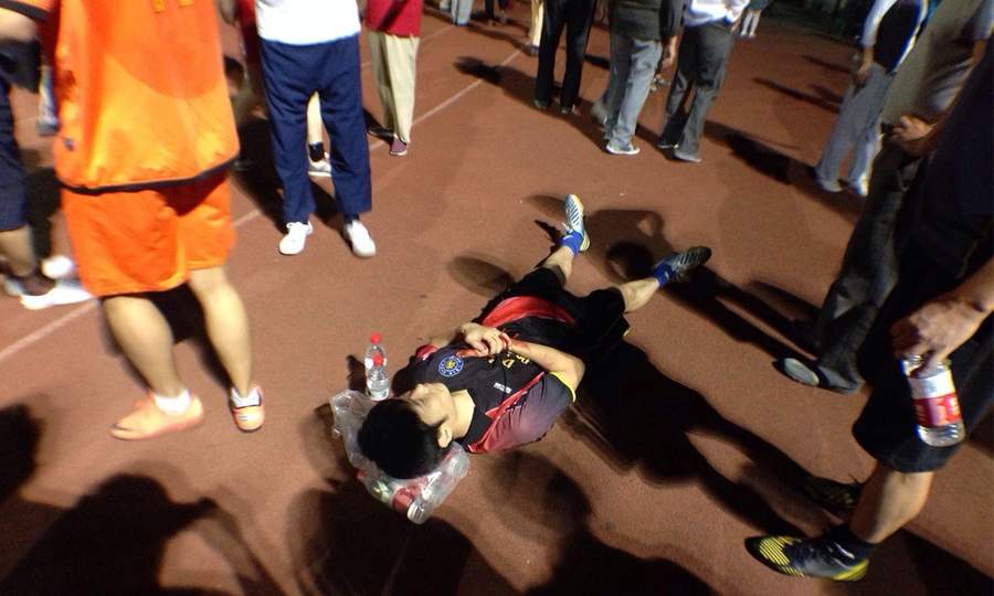 【图】业余足坛血案 天才球员被踹死 - 新华网