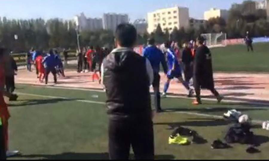 【图】业余足坛血案 天才球员被踹死 - 新华网