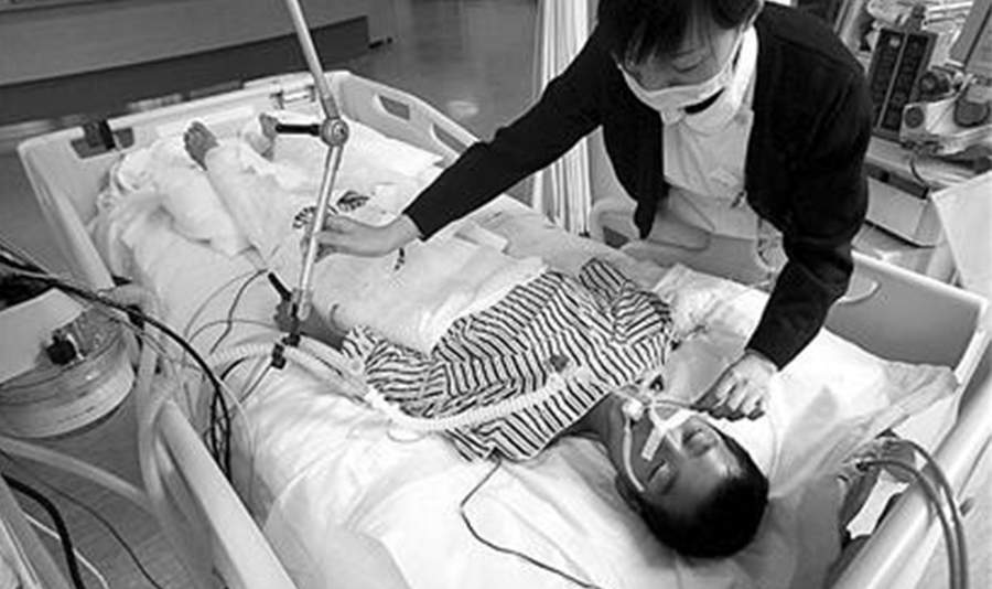 【图】业余足坛血案 天才球员被踹死 - 新华网