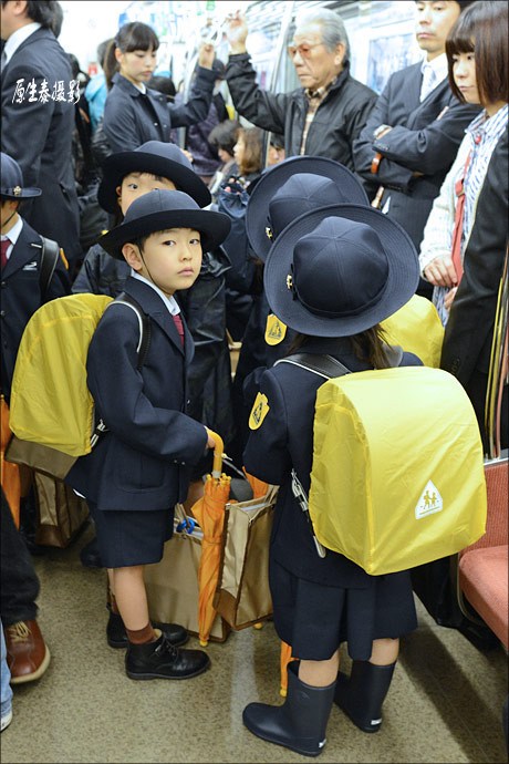日本女生校服短裙太短 没法淡定