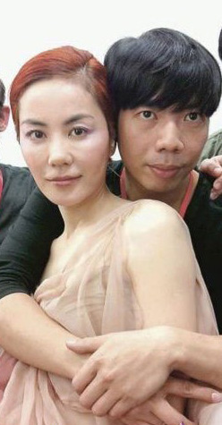 女星遭袭胸非礼瞬间 杨幂挣扎范冰冰微笑王菲