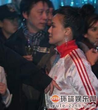 女星遭袭胸非礼瞬间 杨幂挣扎范冰冰微笑王菲