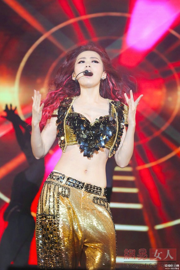 歌手3造型 张靓颖模仿邓紫棋?