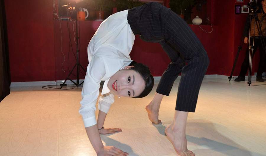 实拍因练柔术对折<em>身体</em>的<em>中国美女</em> - 新华<em>网</em>重庆