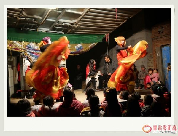 农村文化演出现状:当着孩子的面表演脱衣舞