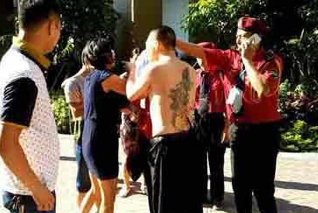 停车引发保安业主冲突 女业主被当众扒裤子