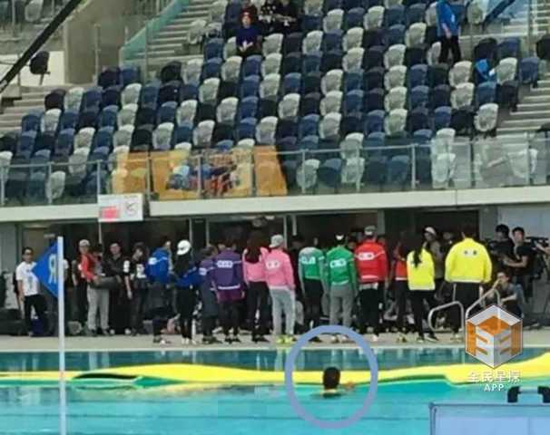 跑男黑料曝光 骗吃喝抢手机掐脖子虐人?