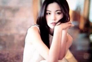 被误认为男人的她是最有义气的经纪人,收养艳星遗子至今未婚