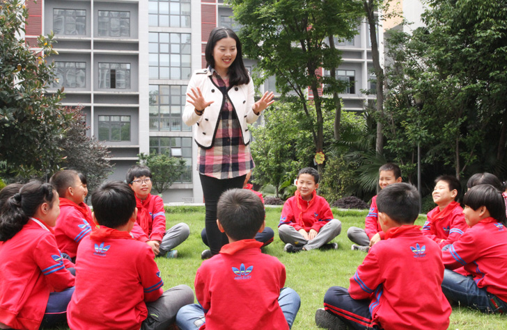 鹅公岩小学廖万芳:捧著一颗心来,不带半根草走