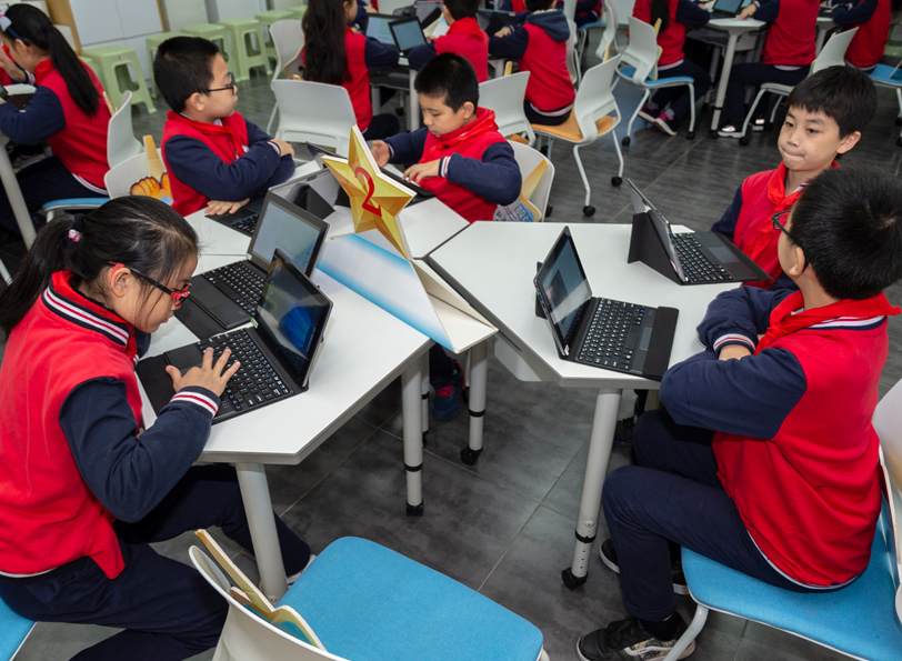 学生通过信息技术设备上课