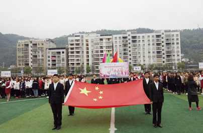 忠县职教中心很多学生的家庭十分贫寒,有少部分学生是孤儿,或是单亲