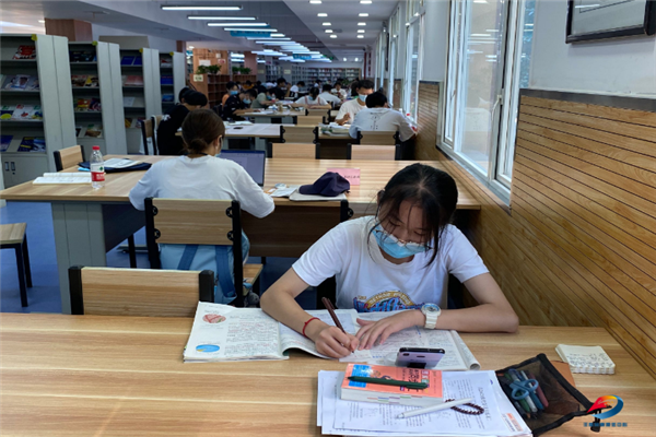 国庆读书不打烊 他们选择在图书馆过