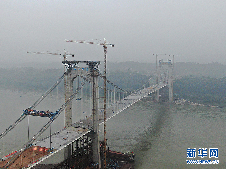 10月15日,位于重庆江津的白沙长江大桥实现主桥合龙.新华网发