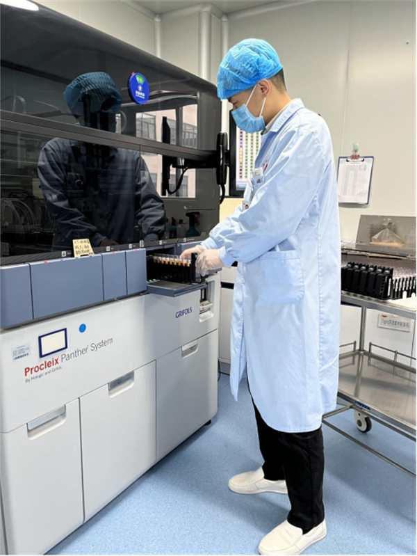 热血先锋重庆市血液中心检验科党支部做好血液安全卫士
