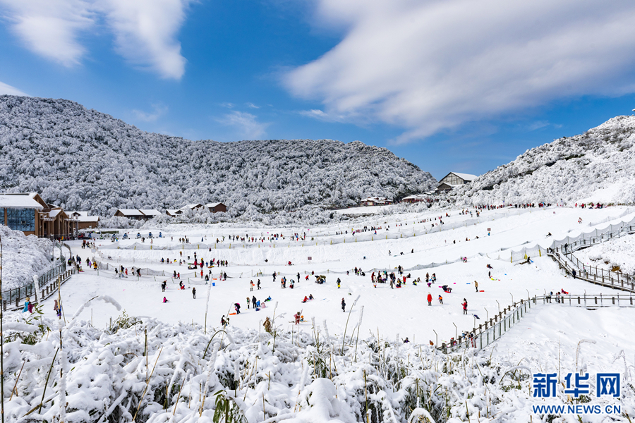 金佛山西坡滑雪场.新华网发
