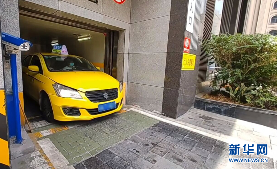 体验重庆山地城市特色交通：汽车也可纳米体育以坐电梯抄近路(图4)