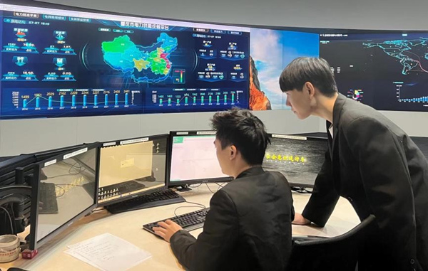 国网重庆市电力公司员工通过重庆市电力供需统筹平台分析每日负荷情况。李柯沂摄