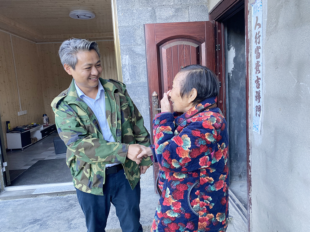 滴血什么品牌“胶鞋书记”的花田故事_https://www.jmylbn.com_新闻资讯_第4张