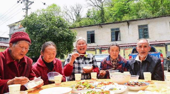 重慶酉陽：高山鄉村裏的“老年食堂”