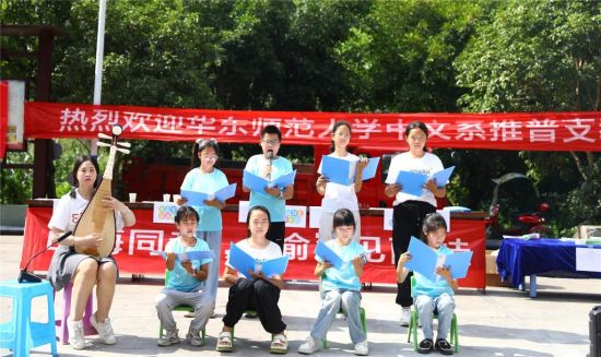 图为志愿者和小朋友们一起排演古诗诵读。 永川区融媒体中心 供图