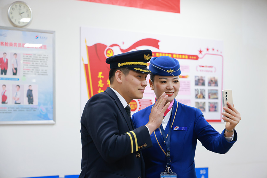 舍小家为大家 他们在万米高空之上辞旧迎新