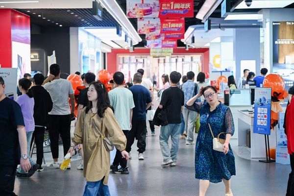 市民在重庆京东MALL购物。主办方供图