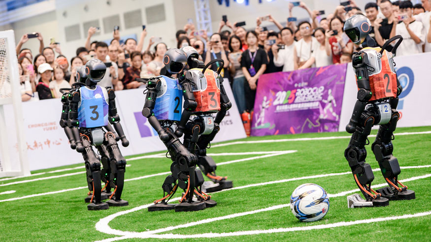 “开箱”智博会丨当机器人试图模仿人类踢球 网友：笑点密集最后还是没绷住