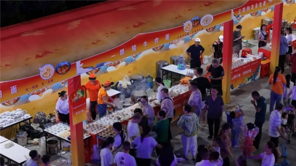 市民品尝特色美食。云阳县融媒体中心供图