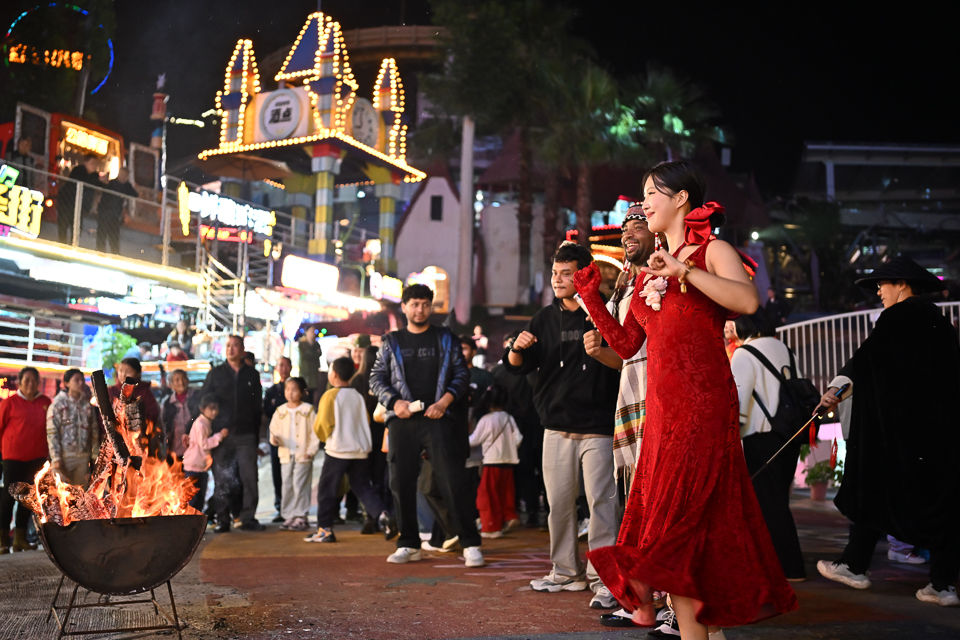 图为中外游客在“穿越时空奇妙夜”共舞。 记者 何蓬磊 摄 图为中外游客在“穿越时空奇妙夜”共舞。 记者 何蓬磊 摄