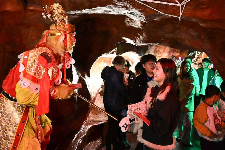 图为游客在“穿越时空奇妙夜”上游玩。 记者 何蓬磊 摄 图为游客在“穿越时空奇妙夜”上游玩。 记者 何蓬磊 摄