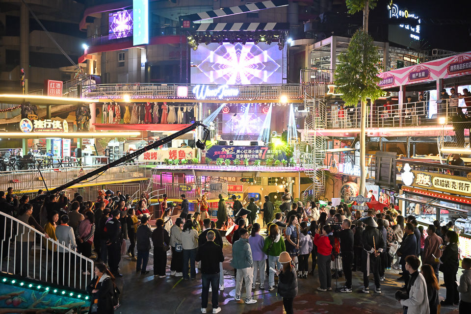 图为涪陵美心红酒小镇“穿越时空奇妙夜“现场。 记者 何蓬磊 摄 图为涪陵美心红酒小镇“穿越时空奇妙夜“现场。 记者 何蓬磊 摄