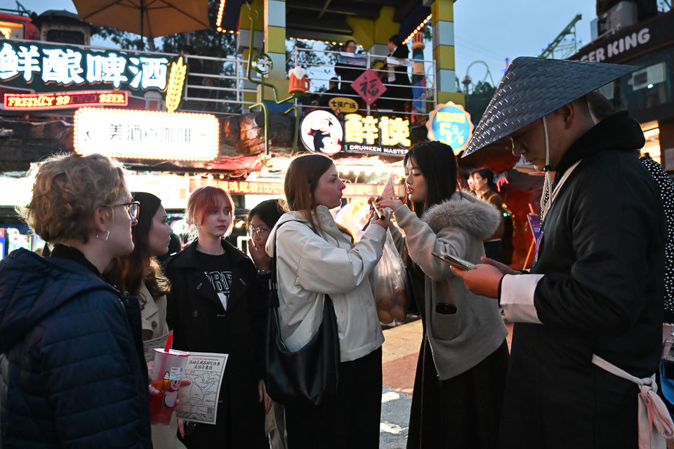 图为外国游客在“穿越时空奇妙夜”上打卡。 记者 何蓬磊 摄 图为外国游客在“穿越时空奇妙夜”上打卡。 记者 何蓬磊 摄