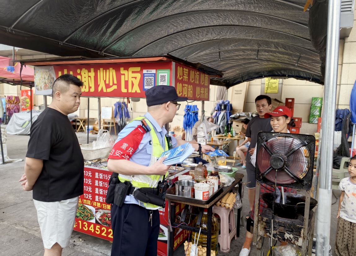 6月26日傍晚，民警冉启诚在夜市开展反诈宣传3