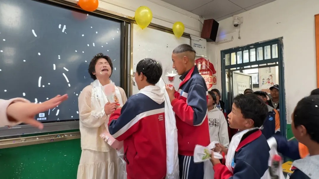 学生为支教团送别，李祖璇感动落泪。（2（.jpg