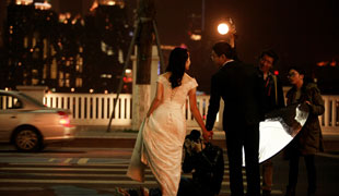 忙碌于城市中的婚紗攝影工作者