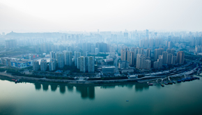 在鵝嶺公園上空環瞰重慶