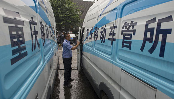 重庆8辆移动车管所上路服务