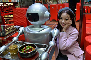 成都首家机器人主题餐厅吸引美女食客尝鲜