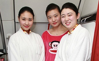 <em>空姐穿睡衣</em>裹浴袍现身客舱